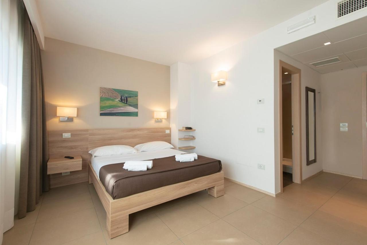 Hotel Dimorae Rooms And Suites - Apartments Civitanova Marche Room photo